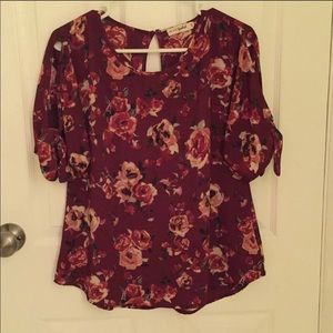 🌻 2/$15 Floral Top with Tied Sleeves